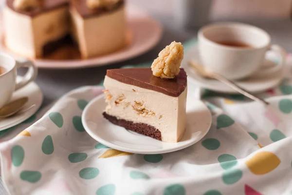 Noktalı Bir Masa Örtüsüyle Hazırlanmış Çikolatalı Cheesecake Estetik Çekimi — Stok fotoğraf
