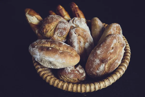 Detailní Záběr Koše Plného Čerstvě Upečeného Chleba Izolovaného Tmavém Pozadí — Stock fotografie