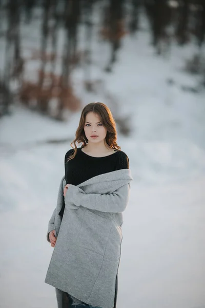 Vertikální Záběr Krásné Bělošky Zimním Kabátě Stojící Sněhu — Stock fotografie