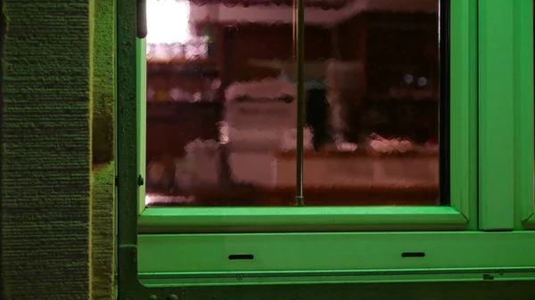 Okno Zieloną Ramą Ukazującą Zamazane Wnętrze — Zdjęcie stockowe