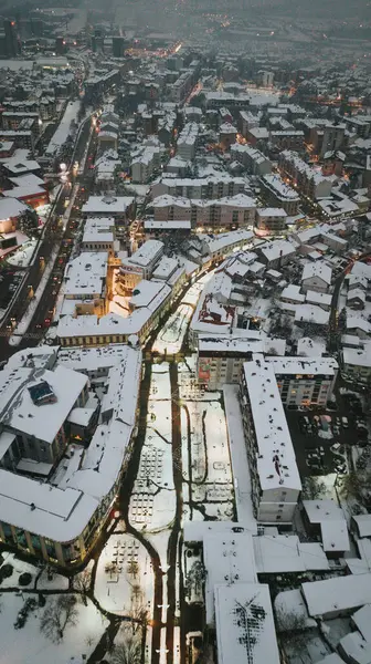 Egy Légi Felvétel Téli Havazással Borított Városi Épületekről — Stock Fotó