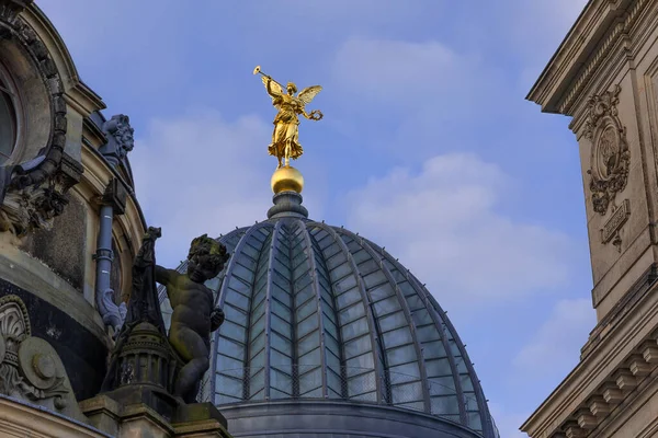 Konstakademiens Byggnad Med Guldskulptur Toppen Dresden Tyskland — Stockfoto