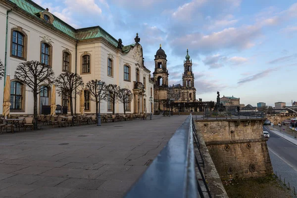 Vacker Utsikt Över Bruhl Terrasse Med Dresdens Katedral Dramatisk Himmel — Stockfoto
