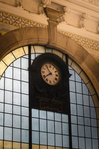 Disparo Vertical Gran Reloj Estación Tren Sao Bento Oporto Portugal — Foto de Stock