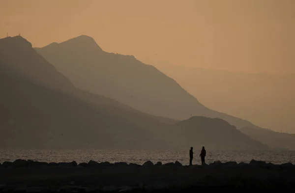 Die Silhouetten Von Menschen Und Bergen Sonnenaufgang — Stockfoto