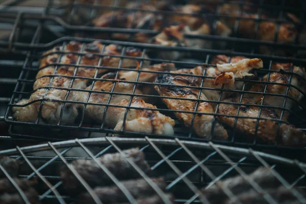 Primer Plano Alitas Pollo Frescas Salchichas Una Parrilla Barbacoa —  Fotos de Stock