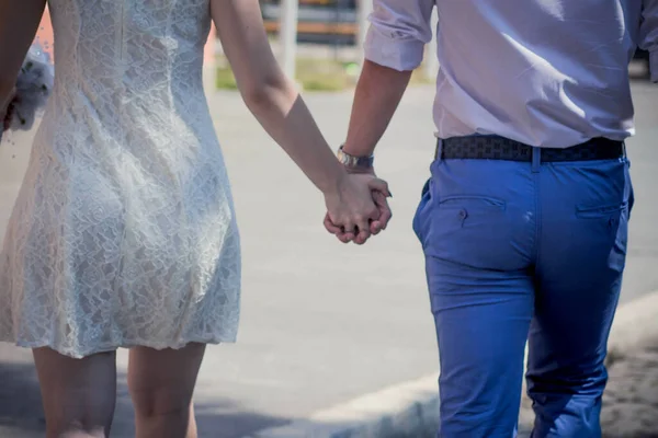 Een Achteraanzicht Van Een Jong Koppel Dat Elkaars Hand Vasthoudt — Stockfoto