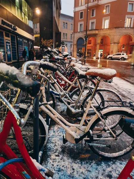 Bologna Italië Dec 2019 Snowy Fietsen Een Besneeuwde Straat Bologna — Stockfoto