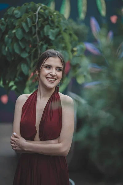 Eine Vertikale Aufnahme Einer Eleganten Frau Mit Einem Roten Sexy — Stockfoto