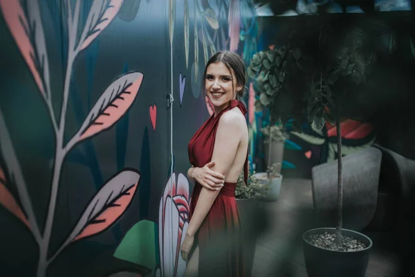 Duvarında Kırmızı Seksi Bir Gece Elbisesi Olan Zarif Bir Kadının — Stok fotoğraf