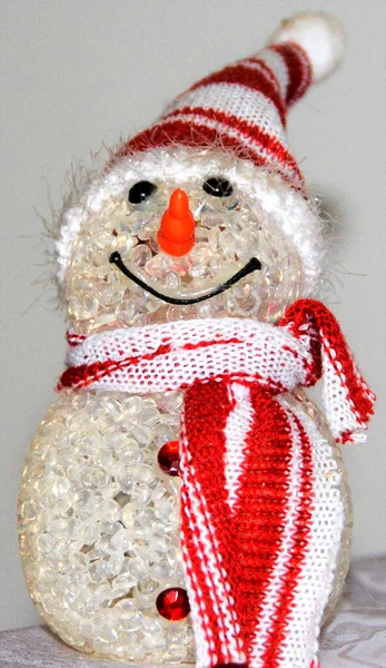 Вертикальный Снимок Декоративного Снеговика Красном Шарфе Шляпе — стоковое фото