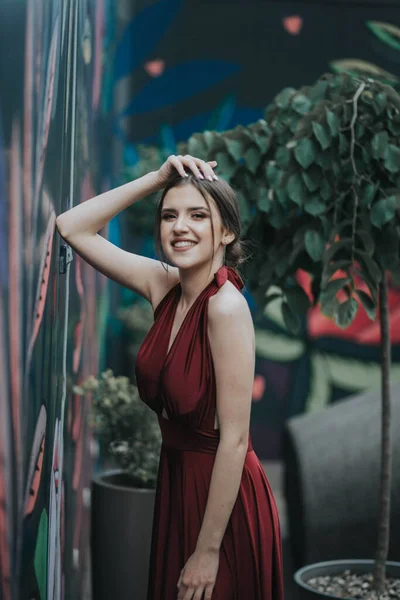 Primer Plano Una Mujer Atractiva Con Vestido Noche Sexy Rojo — Foto de Stock