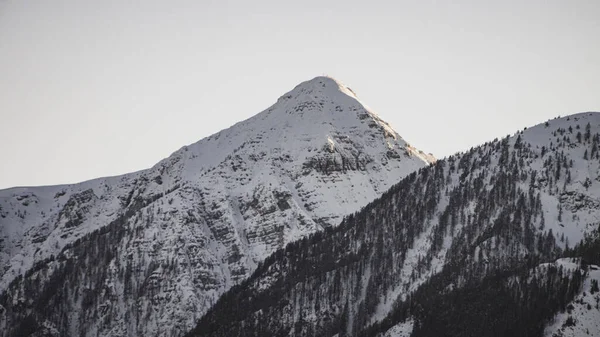 Een Prachtig Shot Van Besneeuwde Bergen — Stockfoto