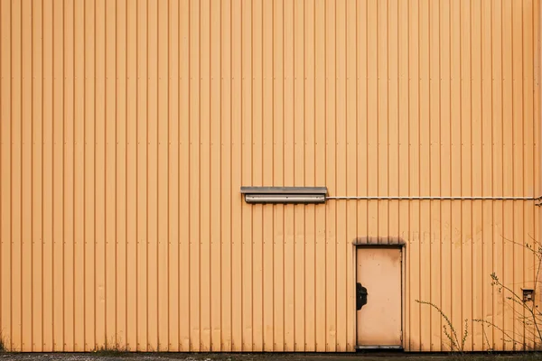 Muro Arancio Con Una Porta Intemperie — Foto Stock