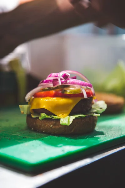 Szef Kuchni Przygotowuje Świeży Soczysty Burger — Zdjęcie stockowe