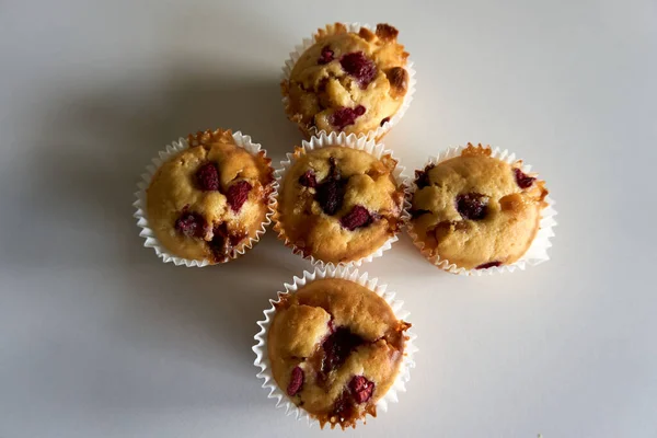 Överblick Över Muffins Med Bär Vit Bakgrund — Stockfoto