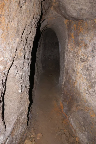 Eine Vertikale Aufnahme Einer Unvollendeten Unterirdischen Passage — Stockfoto