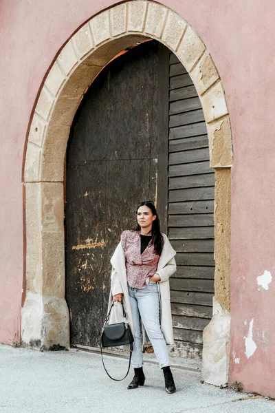 Stylová Mladá Brunetka Chorvatska Stojí Před Starými Obloukovými Dřevěnými Dveřmi — Stock fotografie