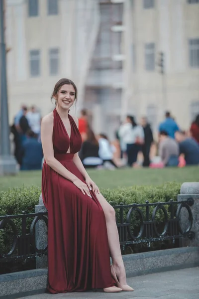 Disparo Vertical Una Mujer Elegante Con Vestido Noche Sexy Rojo — Foto de Stock