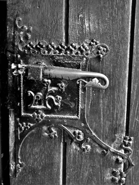 木製のドアのロックの垂直ショット — ストック写真