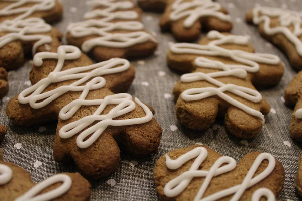 Een Close Shot Van Gemberkoekjes Met Room — Stockfoto