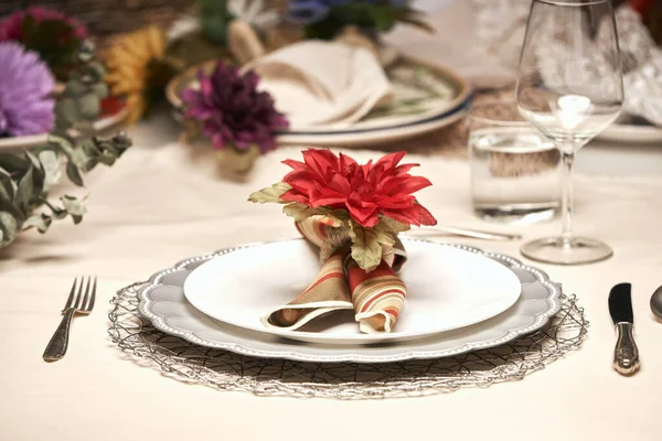 Eine Schöne Tischdekoration Mit Tellern Besteck Glasbechern Serviette Und Blume — Stockfoto