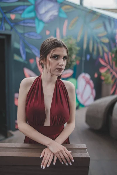 Una Foto Vertical Una Mujer Elegante Con Vestido Noche Sexy — Foto de Stock