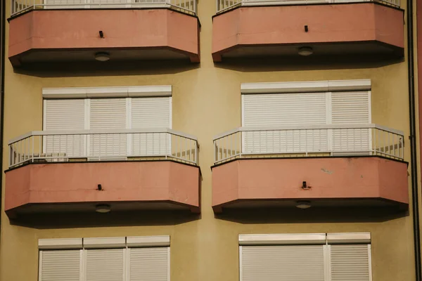 Крупный План Балконов Оконных Ставней Многоквартирного Дома — стоковое фото