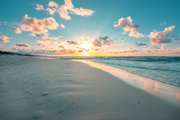 Gyönyörű Kilátás Nyílik Rózsaszín Felhők Alatt Naplemente Strandon Egy Nyári — Stock Fotó