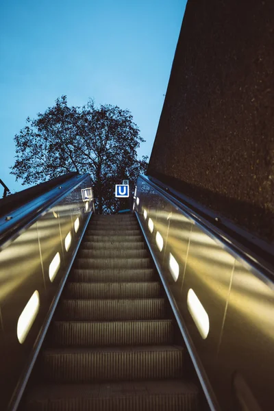 Ángulo Bajo Una Escalera Mecánica Vacía Una Estación Metro Alemania —  Fotos de Stock