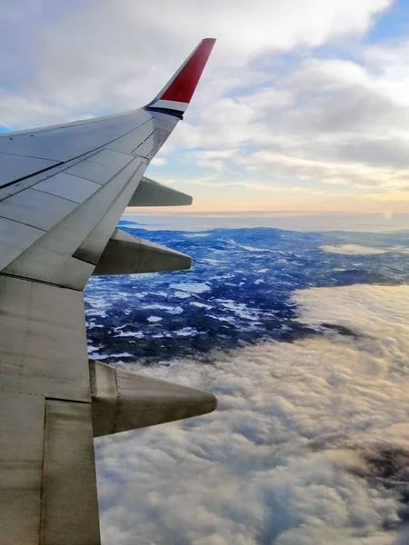 Der Flügel Eines Verkehrsflugzeugs Das Über Den Wolken Fliegt — Stockfoto