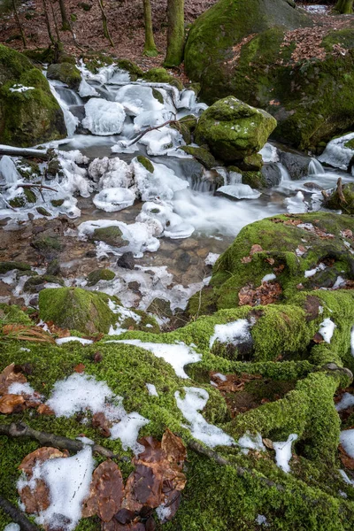 Une Vue Glaciale Eau Courante Avec Pierre Recouverte Mousse Verte — Photo