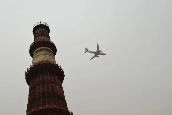 Disparo Ángulo Bajo Avión Volando Sobre Qutub Minar Nueva Delhi —  Fotos de Stock