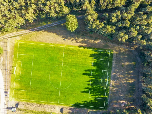 Eine Schöne Luftaufnahme Des Fußballplatzes Umgeben Von Einem Pfad Und — Stockfoto