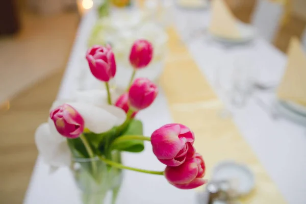 Egy Közeli Kép Rózsaszín Mák Mint Egy Asztal Dekoráció — Stock Fotó