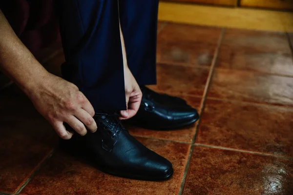 Noivo Amarrando Cadarços Sapatos — Fotografia de Stock
