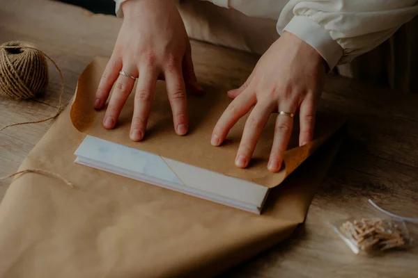 Una Mujer Que Envuelve Libro Papel Kraft Como Regalo Cumpleaños — Foto de Stock