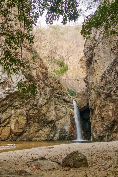 Живописный Вид Скальную Реку Небольшой Водопад — стоковое фото