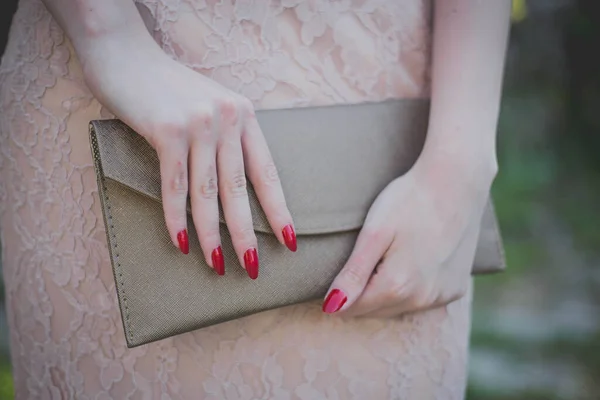 Nahaufnahme Einer Frau Mit Modischer Tasche — Stockfoto