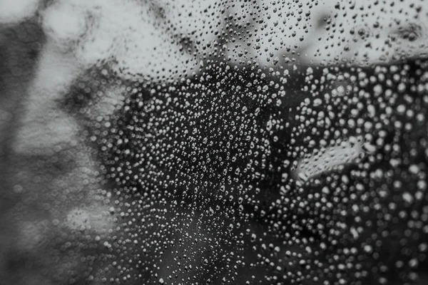 Krople Deszczu Szybie Samochodu Czerni Bieli Kilkoma Odbiciami — Zdjęcie stockowe