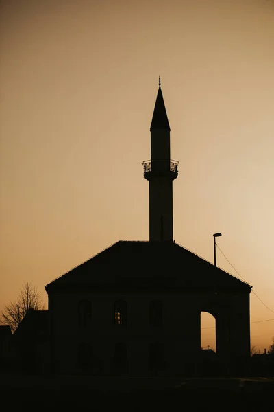 オレンジの空を背景にした塔と教会の屋根の美しいクローズアップシルエット — ストック写真