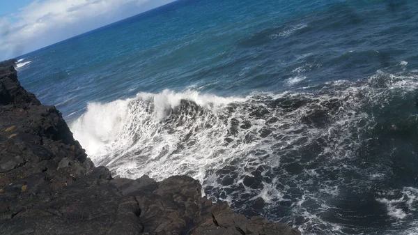 Mesmerizing View Waves Splashing Bouncing Rocky Cliff Summer — Stock Photo, Image