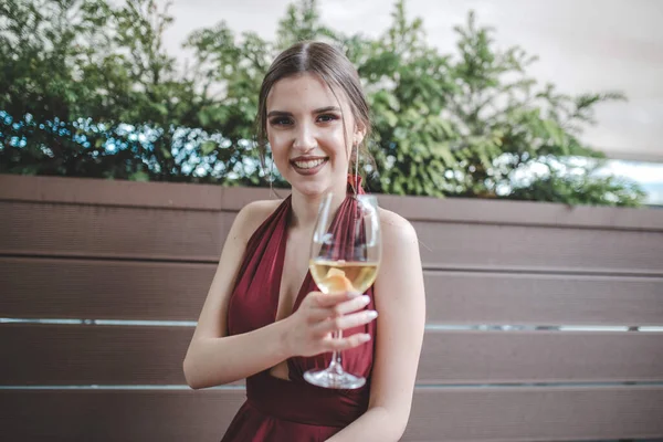 Una Joven Atractiva Hembra Caucásica Sonriendo Llevando Vestido Rojo Largo —  Fotos de Stock