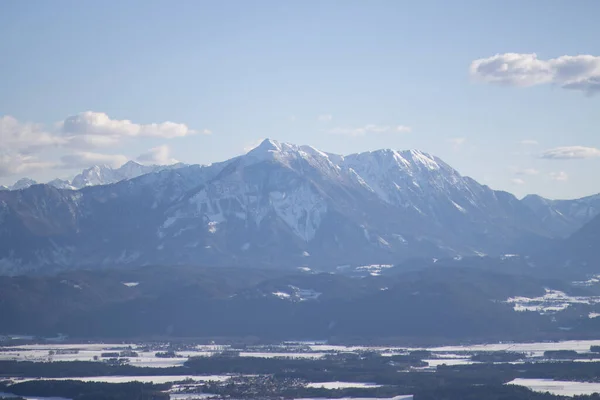 Een Prachtig Shot Van Besneeuwde Bergen — Stockfoto