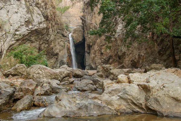 Uma Vista Panorâmica Rio Rochoso Uma Pequena Cachoeira — Fotografia de Stock