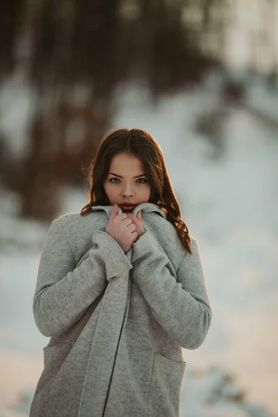 Uma Mulher Branca Bonita Casaco Inverno Sentindo Frio Durante Neve — Fotografia de Stock