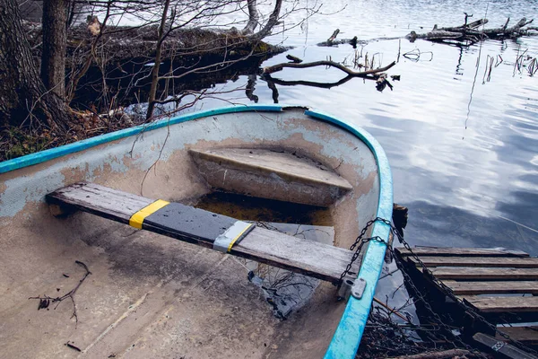 Een Oude Boot Baai Van Een Blauw Water Plas — Stockfoto