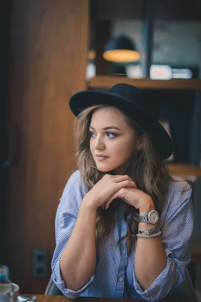 Eine Vertikale Aufnahme Einer Schönen Bosnisch Kaukasischen Frau Mit Hut — Stockfoto