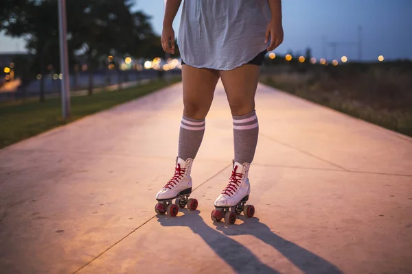 Gros Plan Une Femme Portant Des Patins Roulettes Blancs Sur — Photo