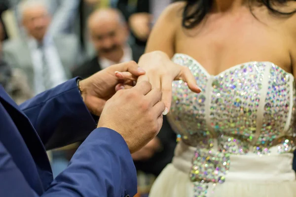 Крупный План Жениха Надевающего Кольцо Палец Невесты Время Свадебной Церемонии — стоковое фото